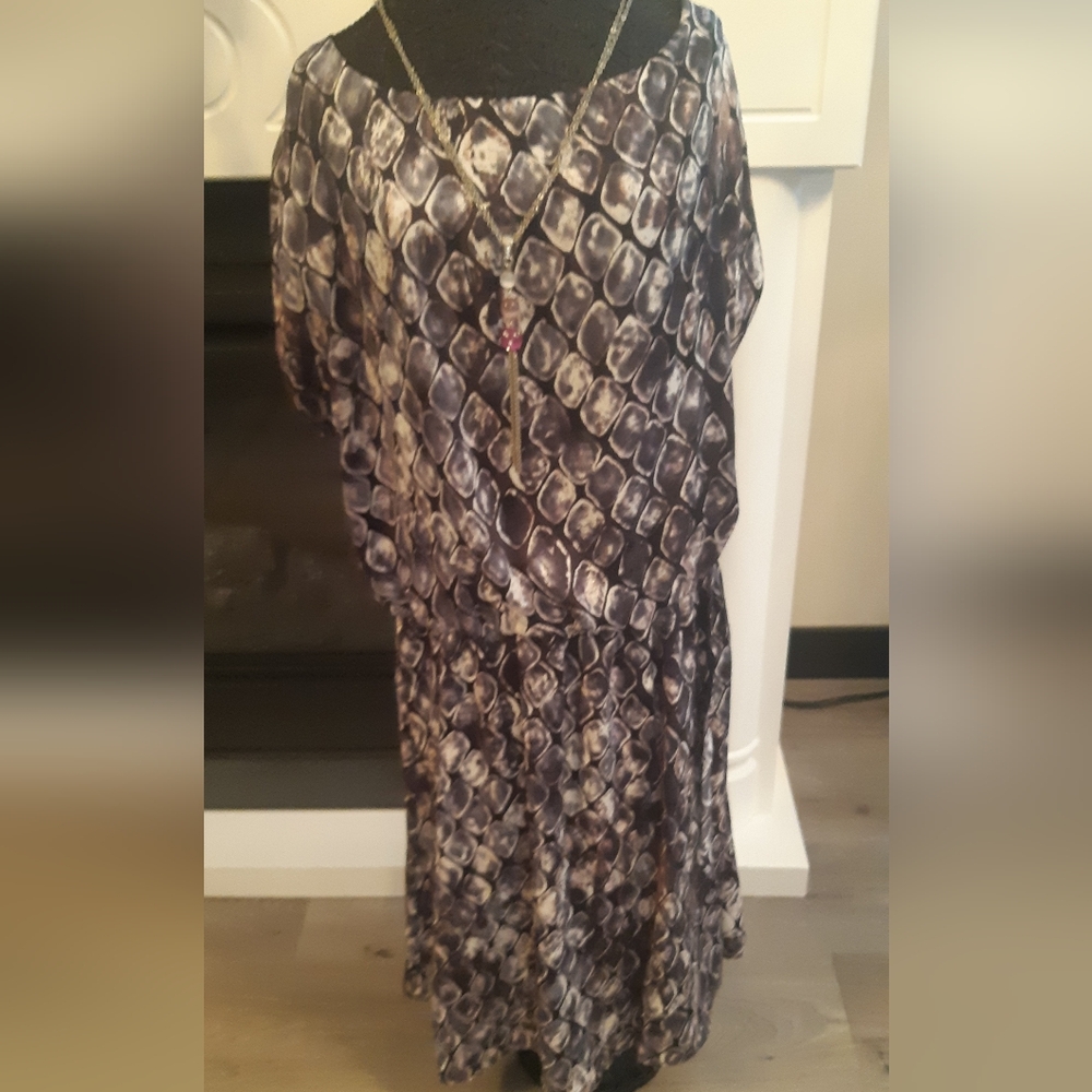 Pre-loved In New Like Condition Chic Cap Sleeve  Black and Gray Patterned Dress